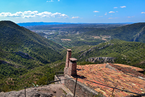 Tejado de la ermita de Sant Salvador y vistas hacia Olesa y Esparreguera.