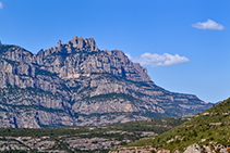 Vistas del monasterio de Montserrat, resguardado entre agujas montserratinas.
