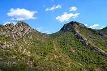 Vistas al valle del Pla del Fideuer, entre los acantilados del Sant Salvador y las Roques de l’Afrau (izquierda) y la montaña del Puigcendrós (derecha).