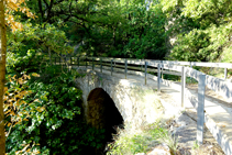 Puente sobre el arroyo de Peguera.