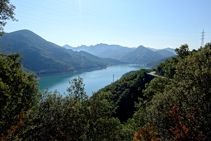 El embalse de la Baells y la sierra de Picancel.