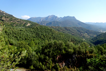 Vista a los riscos de Sobrepuny desde el camino.