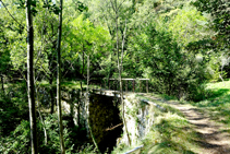 Puente curvilíneo del antiguo trazado del tranvía.
