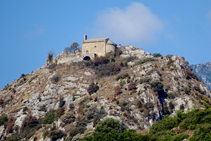 Ermita de Sant Pere de Madrona desde el puerto de Santa Magdalena.