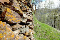 Paredes de piedra seca camino a Cerbi.