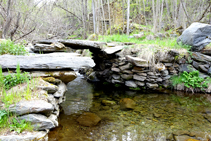 Puente enlosado del río de Unarre.