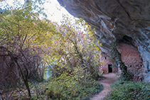 Cueva que acoge el molino de Brotons.