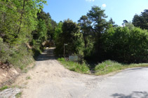 Pista de tierra que sale a la izquierda.