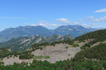 Sierra de Picancel en primer término y sierra de Queralt, Rasos de Peguera, sierra de Ensija y macizo del Pedraforca al fondo.