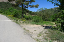 Pista de tierra que sale hacia la derecha.