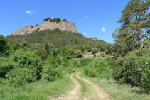 Pista de tierra por donde avanzamos y la roca del santuario de la Quar.