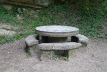 Mesa de piedra que hay al lado de la fuente del Abat.
