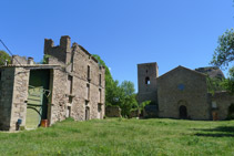 Restos de la casa del abad (izquierda) y parte delantera del monasterio.