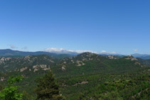 Vistas hacia el N desde el collado: vemos el valle de la Portella y el santuario de la Quar.