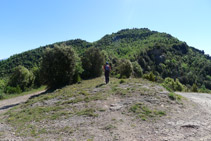 Tomamos un sendero que sube por la misma loma del Serrat de Sant Isidre.