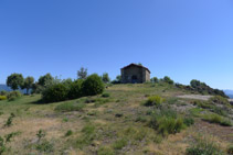 La ermita de Sant Isidre de la Quar en lo alto de la loma.