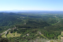 Vistas hacia el valle del Llobregat y el Bages (S).