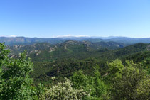 Hacia el N, al fondo, podemos ver el Puigmal y las montañas del Pirineo oriental.