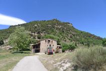 Mirada atrás: la masía de la Baumeta y la loma de Sant Isidre.