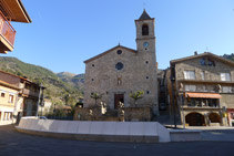 Iglesia de Sant Pere de Gombrèn, situada en la plaza del Roser.