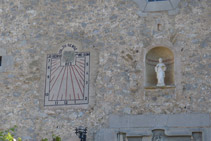 Reloj de sol que hay en la fachada de la iglesia de Sant Pere de Gombrèn.