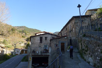 Avanzamos en paralelo a la carretera y pasamos por entre algunas casas.