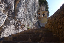 Escaleras talladas en la roca y capilla de la Virgen de Montgrony.