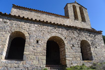 Portalón de entrada a la iglesia de Sant Pere de Montgrony.