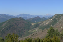 La sierra de Ensija y el macizo del Pedraforca desde el Montgrony.