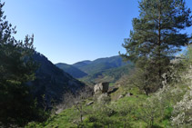 El descenso hacia Gombrèn con vistas de todo el valle es precioso.