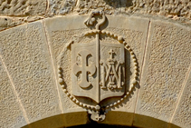 Grabado en la portada del monasterio.