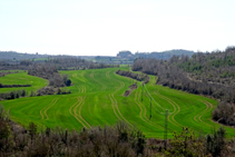 Campos de cereales y el santuario del Miracle.