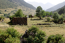Fuera de la ruta base: restos del pueblo abandonado de Montgarri.