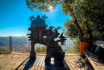 Escultura al lado del aparcamiento.