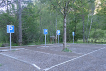 Plazas reservadas, en el extremo oriental del aparcamiento de la Pradera de Ordesa.