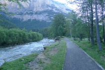 Avanzamos en paralelo al río Arazas, remontando el valle de Ordesa.