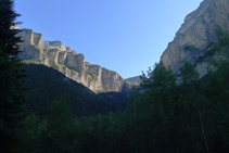 Paredes del Gallinero (izquierda), circo de Cotatuero (centro) y muralla de Fraucata (derecha).