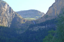 Detalle del circo de Cotatuero y la cascada de Cotatuero.