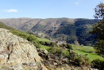 Masía de Santa Creu y la montaña de Llarvén.