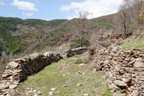 Camino entre muros llegando a Mencui.