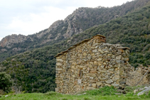 Borda bajando hacia el barranco del Llop.