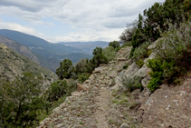 Camino empedrado en la hondonada del barranco del Llop.