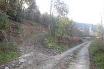 Dejamos la pista y subimos por el camino de la izquierda.