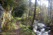 Bonito tramo de sendero por el sombrío barranco de Soriguera.