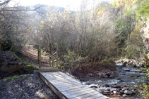 Llegamos a otro puente y pasamos a la otra orilla del río.