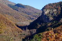 Desde el sendero se ve la Roca de Baén y el pueblo de Soriguera.