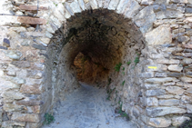 Después de subir por la rampa el camino entra en un túnel muy curioso.