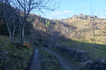 Vamos hacia la Llau de Toscarri disfrutando de magníficas vistas de Tornafort, en lo alto de una colina.