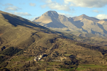 Vistas del pueblo de Enviny y de las cumbres del Montsent de Pallars y del Montorroio.