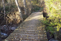 Cruzamos el río del Cantó por un puente de madera.